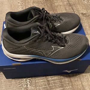 Mizuno WaveRider 25’s